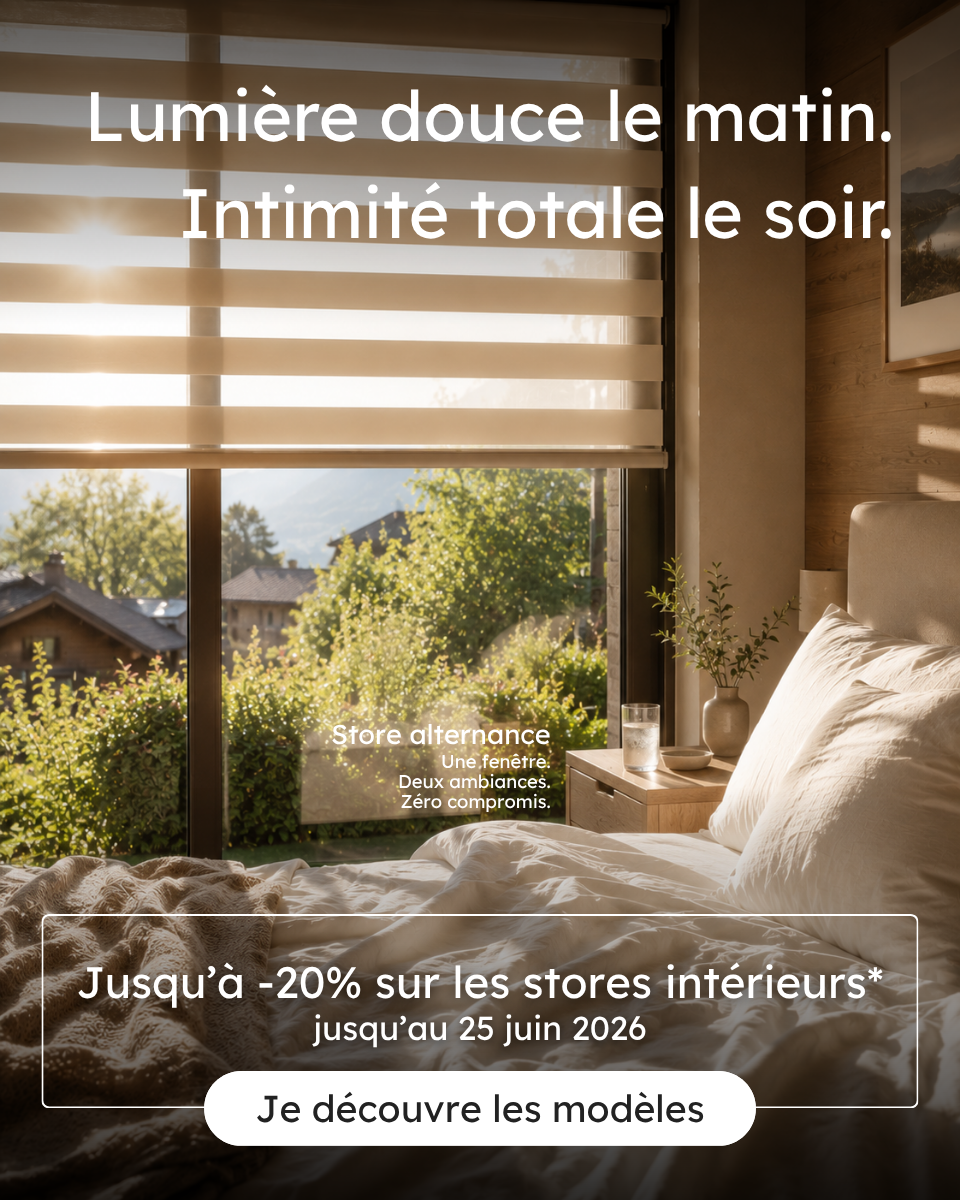 Pièce de vie protégée par un store intérieur sur mesure